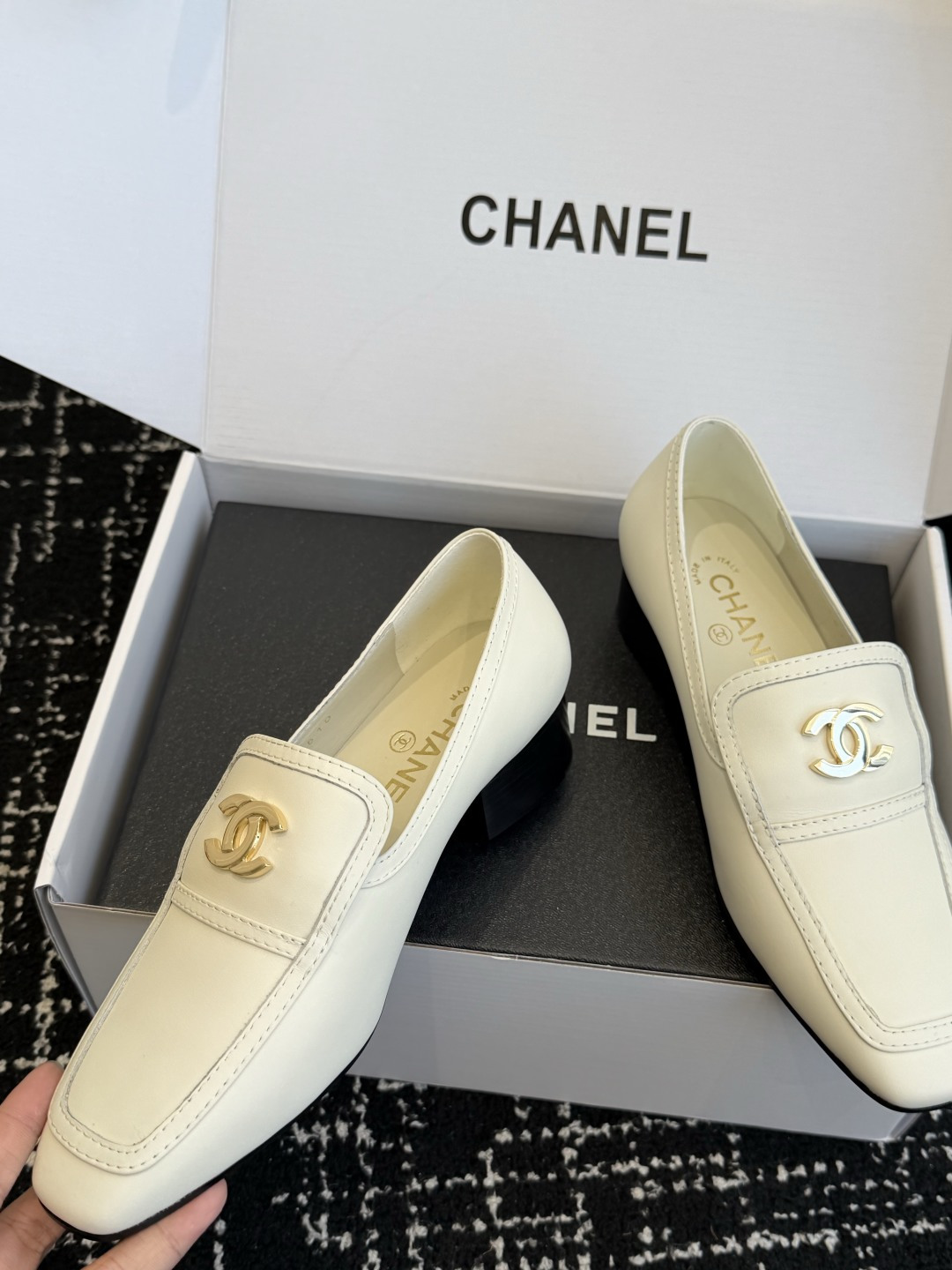 代购级 品牌：CHANEL香奈儿 方头乐福单鞋 ▫️面料：头层亮面牛皮，皮面光泽细腻，质感高级 ▫️内里：羊皮内里，柔软