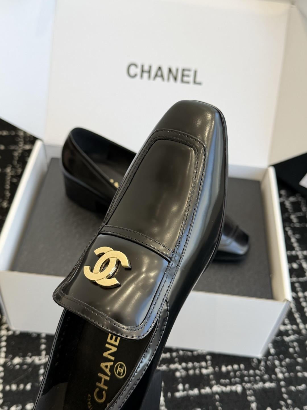 代购级 品牌：CHANEL香奈儿 方头乐福单鞋 ▫️面料：头层亮面牛皮，皮面光泽细腻，质感高级 ▫️内里：羊皮内里，柔软