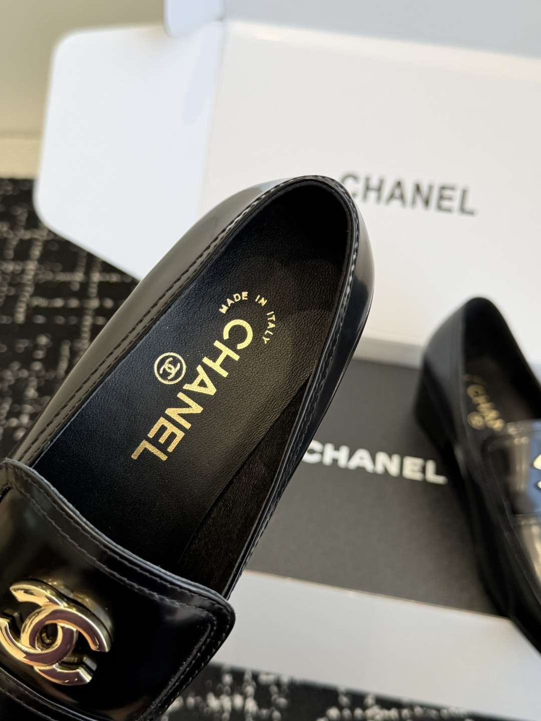代购级 品牌：CHANEL香奈儿 方头乐福单鞋 ▫️面料：头层亮面牛皮，皮面光泽细腻，质感高级 ▫️内里：羊皮内里，柔软
