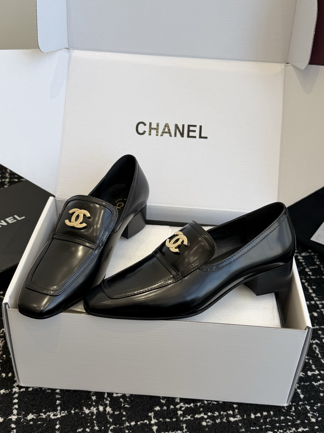 代购级 品牌：CHANEL香奈儿 方头乐福单鞋 ▫️面料：头层亮面牛皮，皮面光泽细腻，质感高级 ▫️内里：羊皮内里，柔软