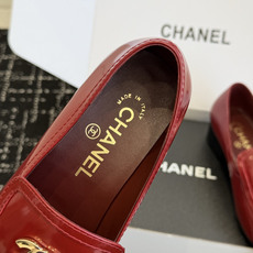 代购级 品牌:CHANEL香奈儿 方头乐福单鞋 ▫️面料:头层亮面牛皮,皮面光泽细腻,质感高级 ▫️内里:羊皮内里,柔软 代购级 品牌:CHANEL香奈儿 方头乐福单鞋 ▫️面料:头层亮面牛皮,皮面光泽细腻,质感高级 ▫️内里:羊皮内里,柔软