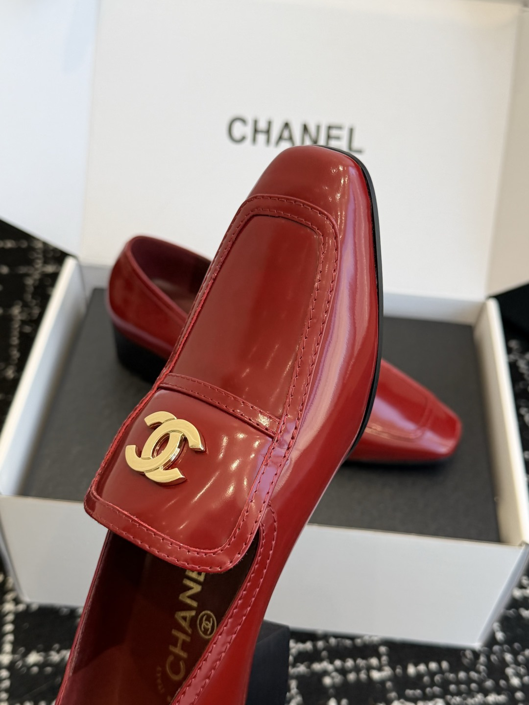 代购级 品牌:CHANEL香奈儿 方头乐福单鞋 ▫️面料:头层亮面牛皮,皮面光泽细腻,质感高级 ▫️内里:羊皮内里,柔软 代购级 品牌:CHANEL香奈儿 方头乐福单鞋 ▫️面料:头层亮面牛皮,皮面光泽细腻,质感高级 ▫️内里:羊皮内里,柔软