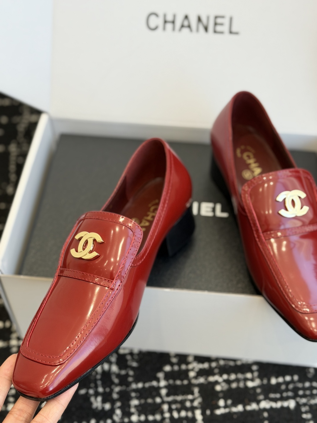 代购级 品牌:CHANEL香奈儿 方头乐福单鞋 ▫️面料:头层亮面牛皮,皮面光泽细腻,质感高级 ▫️内里:羊皮内里,柔软 代购级 品牌:CHANEL香奈儿 方头乐福单鞋 ▫️面料:头层亮面牛皮,皮面光泽细腻,质感高级 ▫️内里:羊皮内里,柔软