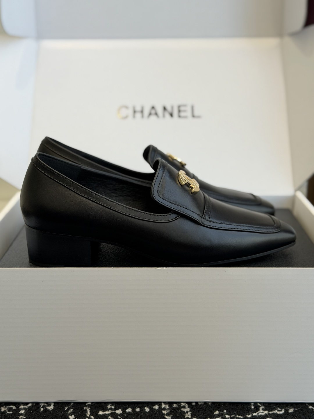 代购级 品牌:CHANEL香奈儿 方头乐福单鞋 ▫️面料:头层亮面牛皮,皮面光泽细腻,质感高级 ▫️内里:羊皮内里,柔软 代购级 品牌:CHANEL香奈儿 方头乐福单鞋 ▫️面料:头层亮面牛皮,皮面光泽细腻,质感高级 ▫️内里:羊皮内里,柔软