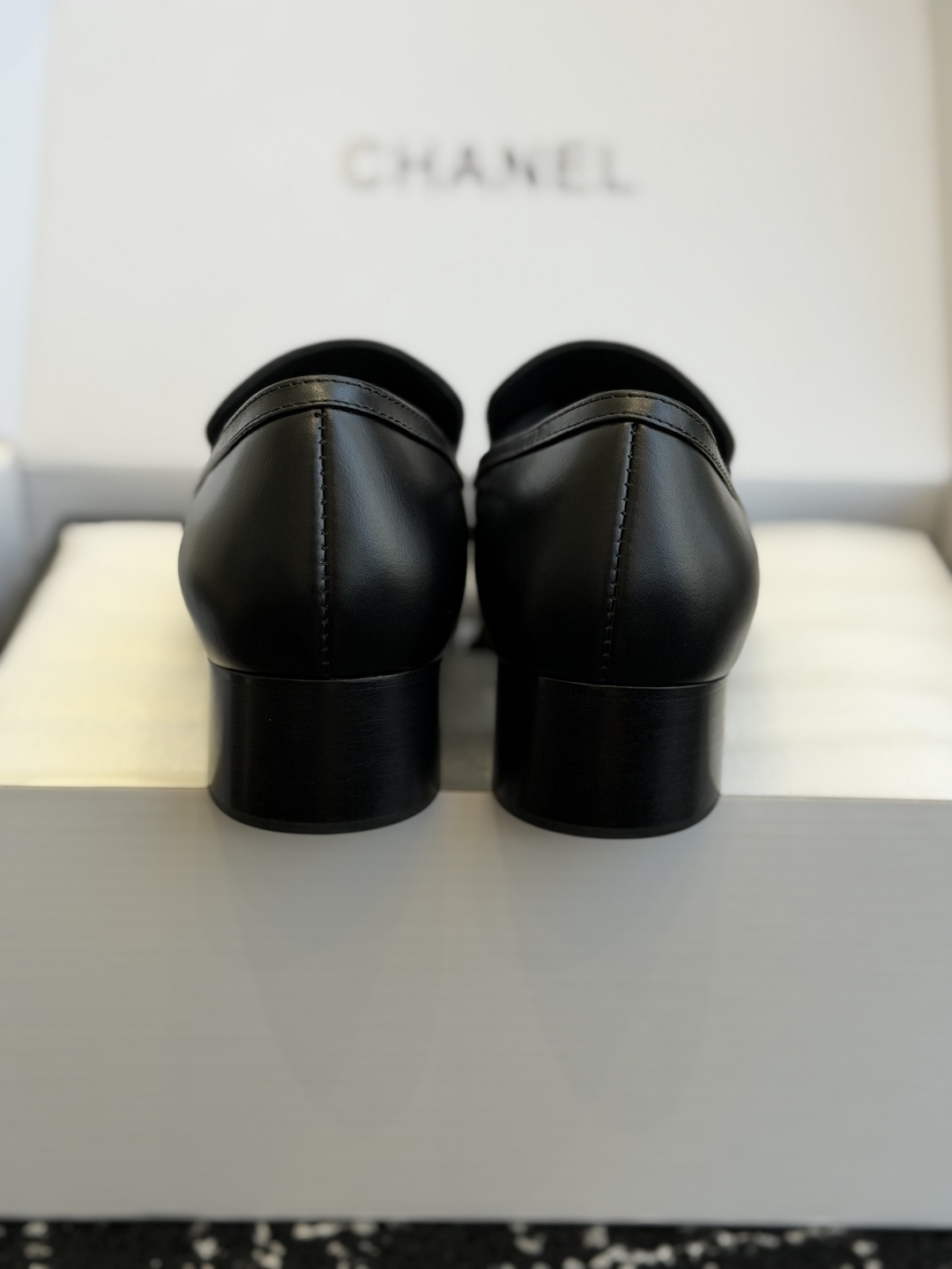 代购级 品牌:CHANEL香奈儿 方头乐福单鞋 ▫️面料:头层亮面牛皮,皮面光泽细腻,质感高级 ▫️内里:羊皮内里,柔软 代购级 品牌:CHANEL香奈儿 方头乐福单鞋 ▫️面料:头层亮面牛皮,皮面光泽细腻,质感高级 ▫️内里:羊皮内里,柔软