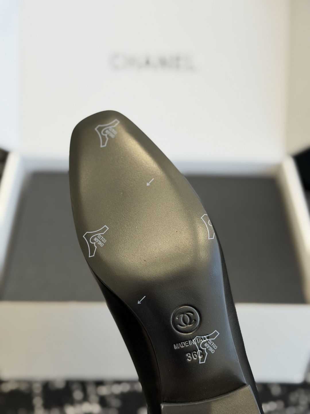 代购级 品牌:CHANEL香奈儿 方头乐福单鞋 ▫️面料:头层亮面牛皮,皮面光泽细腻,质感高级 ▫️内里:羊皮内里,柔软 代购级 品牌:CHANEL香奈儿 方头乐福单鞋 ▫️面料:头层亮面牛皮,皮面光泽细腻,质感高级 ▫️内里:羊皮内里,柔软