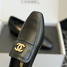 代购级 品牌:CHANEL香奈儿 方头乐福单鞋 ▫️面料:头层亮面牛皮,皮面光泽细腻,质感高级 ▫️内里:羊皮内里,柔软 代购级 品牌:CHANEL香奈儿 方头乐福单鞋 ▫️面料:头层亮面牛皮,皮面光泽细腻,质感高级 ▫️内里:羊皮内里,柔软