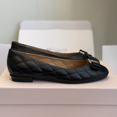 东莞代购级 Ferragamo菲拉格慕 ▫️面料:鞋面混种羊皮,细腻柔软,菱格绗缝工艺,质感高级饱满 ▫️内里:同样混种 东莞代购级 Ferragamo菲拉格慕 ▫️面料:鞋面混种羊皮,细腻柔软,菱格绗缝工艺,质感高级饱满 ▫️内里:同样混种