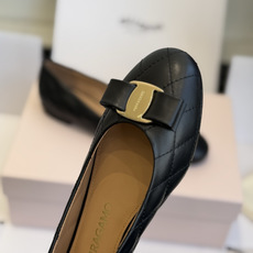 东莞代购级 Ferragamo菲拉格慕 ▫️面料:鞋面混种羊皮,细腻柔软,菱格绗缝工艺,质感高级饱满 ▫️内里:同样混种 东莞代购级 Ferragamo菲拉格慕 ▫️面料:鞋面混种羊皮,细腻柔软,菱格绗缝工艺,质感高级饱满 ▫️内里:同样混种