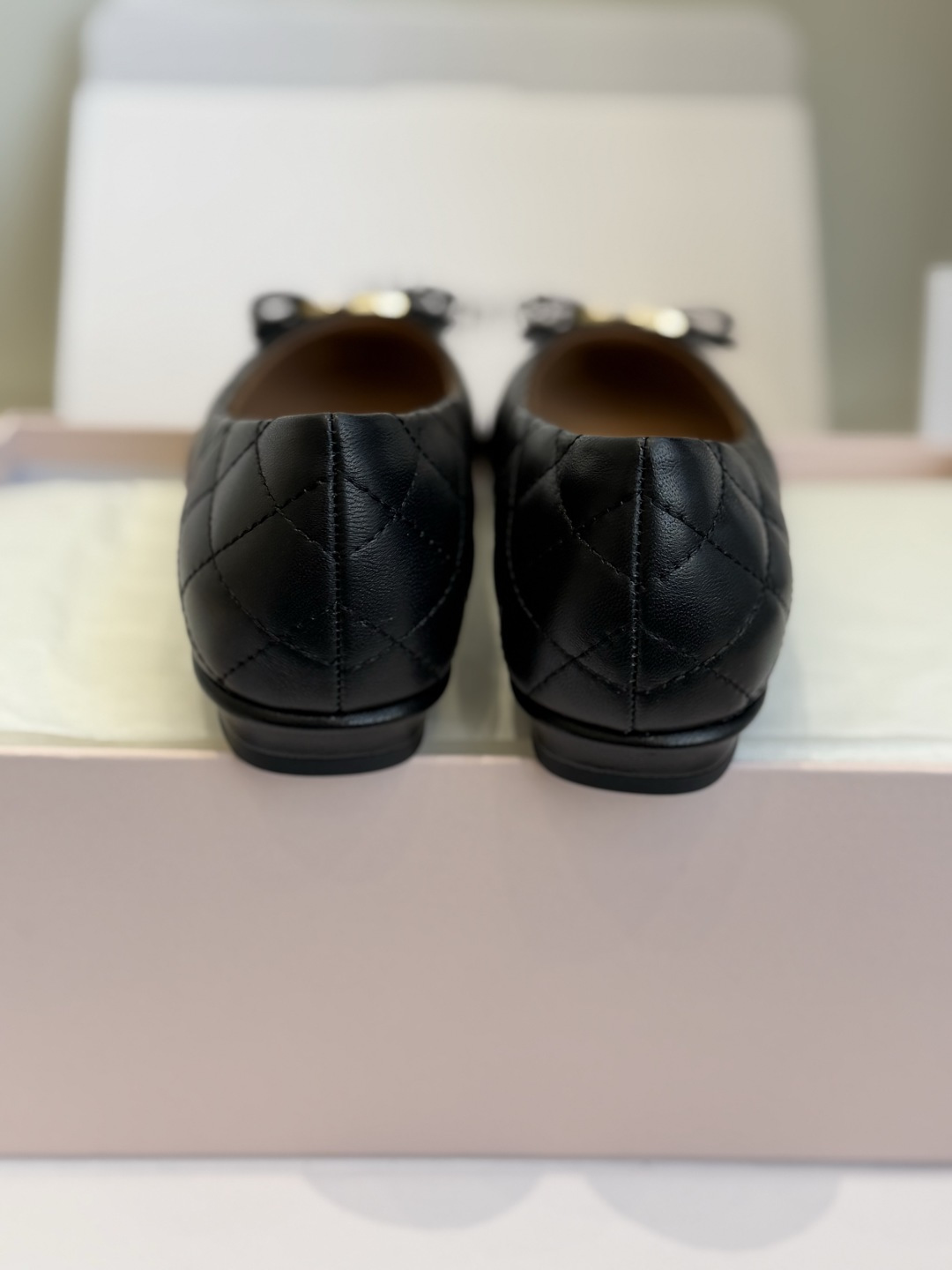 东莞代购级 Ferragamo菲拉格慕 ▫️面料:鞋面混种羊皮,细腻柔软,菱格绗缝工艺,质感高级饱满 ▫️内里:同样混种 东莞代购级 Ferragamo菲拉格慕 ▫️面料:鞋面混种羊皮,细腻柔软,菱格绗缝工艺,质感高级饱满 ▫️内里:同样混种