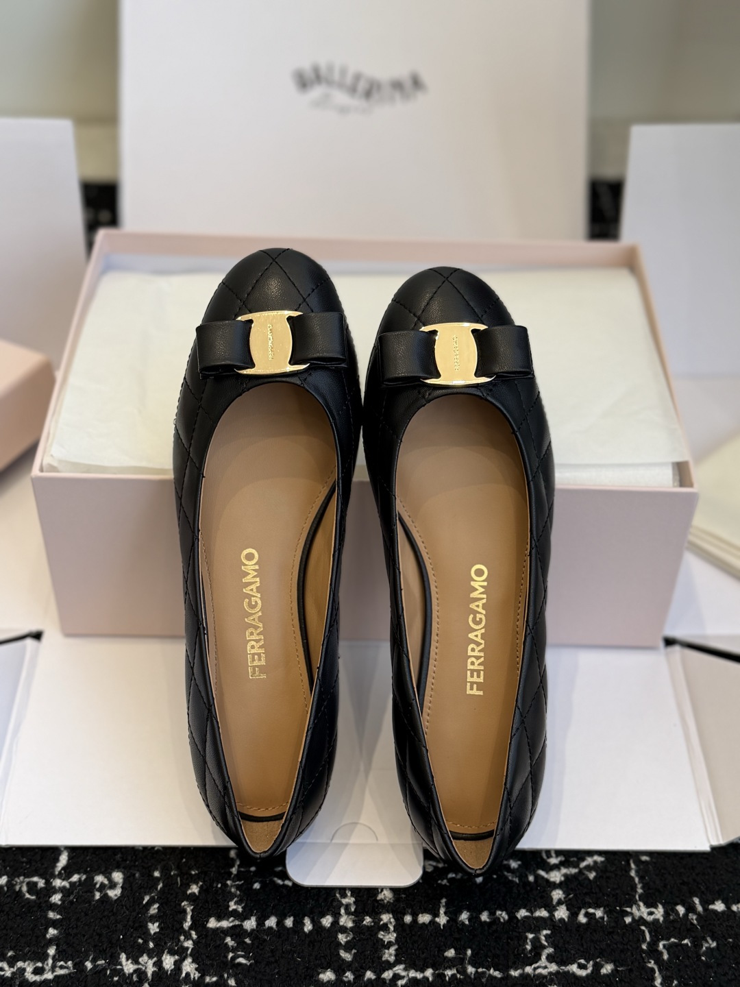 东莞代购级 Ferragamo菲拉格慕 ▫️面料:鞋面混种羊皮,细腻柔软,菱格绗缝工艺,质感高级饱满 ▫️内里:同样混种 东莞代购级 Ferragamo菲拉格慕 ▫️面料:鞋面混种羊皮,细腻柔软,菱格绗缝工艺,质感高级饱满 ▫️内里:同样混种