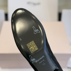 东莞代购级 Ferragamo菲拉格慕 ▫️面料:鞋面混种羊皮,细腻柔软,菱格绗缝工艺,质感高级饱满 ▫️内里:同样混种 东莞代购级 Ferragamo菲拉格慕 ▫️面料:鞋面混种羊皮,细腻柔软,菱格绗缝工艺,质感高级饱满 ▫️内里:同样混种