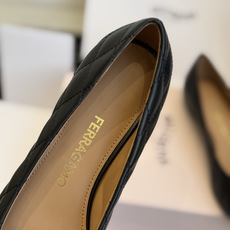 东莞代购级 Ferragamo菲拉格慕 ▫️面料:鞋面混种羊皮,细腻柔软,菱格绗缝工艺,质感高级饱满 ▫️内里:同样混种 东莞代购级 Ferragamo菲拉格慕 ▫️面料:鞋面混种羊皮,细腻柔软,菱格绗缝工艺,质感高级饱满 ▫️内里:同样混种