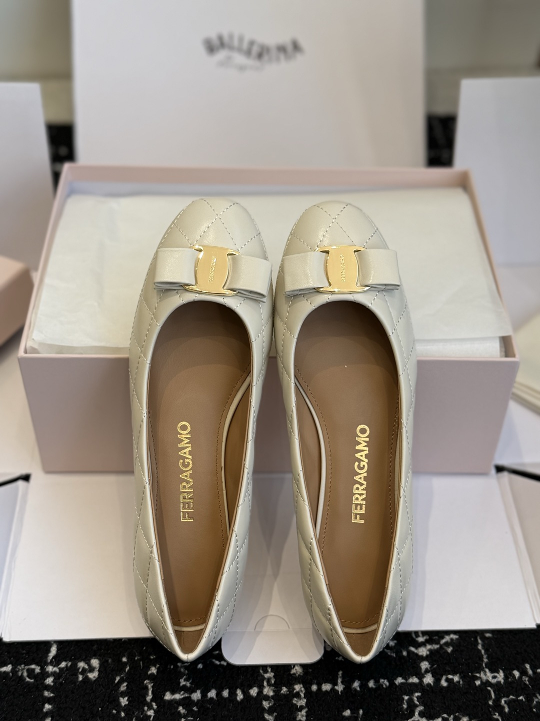 东莞代购级 Ferragamo菲拉格慕 ▫️面料:鞋面混种羊皮,细腻柔软,菱格绗缝工艺,质感高级饱满 ▫️内里:同样混种 东莞代购级 Ferragamo菲拉格慕 ▫️面料:鞋面混种羊皮,细腻柔软,菱格绗缝工艺,质感高级饱满 ▫️内里:同样混种