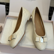 东莞代购级 Ferragamo菲拉格慕 ▫️面料:鞋面混种羊皮,细腻柔软,菱格绗缝工艺,质感高级饱满 ▫️内里:同样混种 东莞代购级 Ferragamo菲拉格慕 ▫️面料:鞋面混种羊皮,细腻柔软,菱格绗缝工艺,质感高级饱满 ▫️内里:同样混种