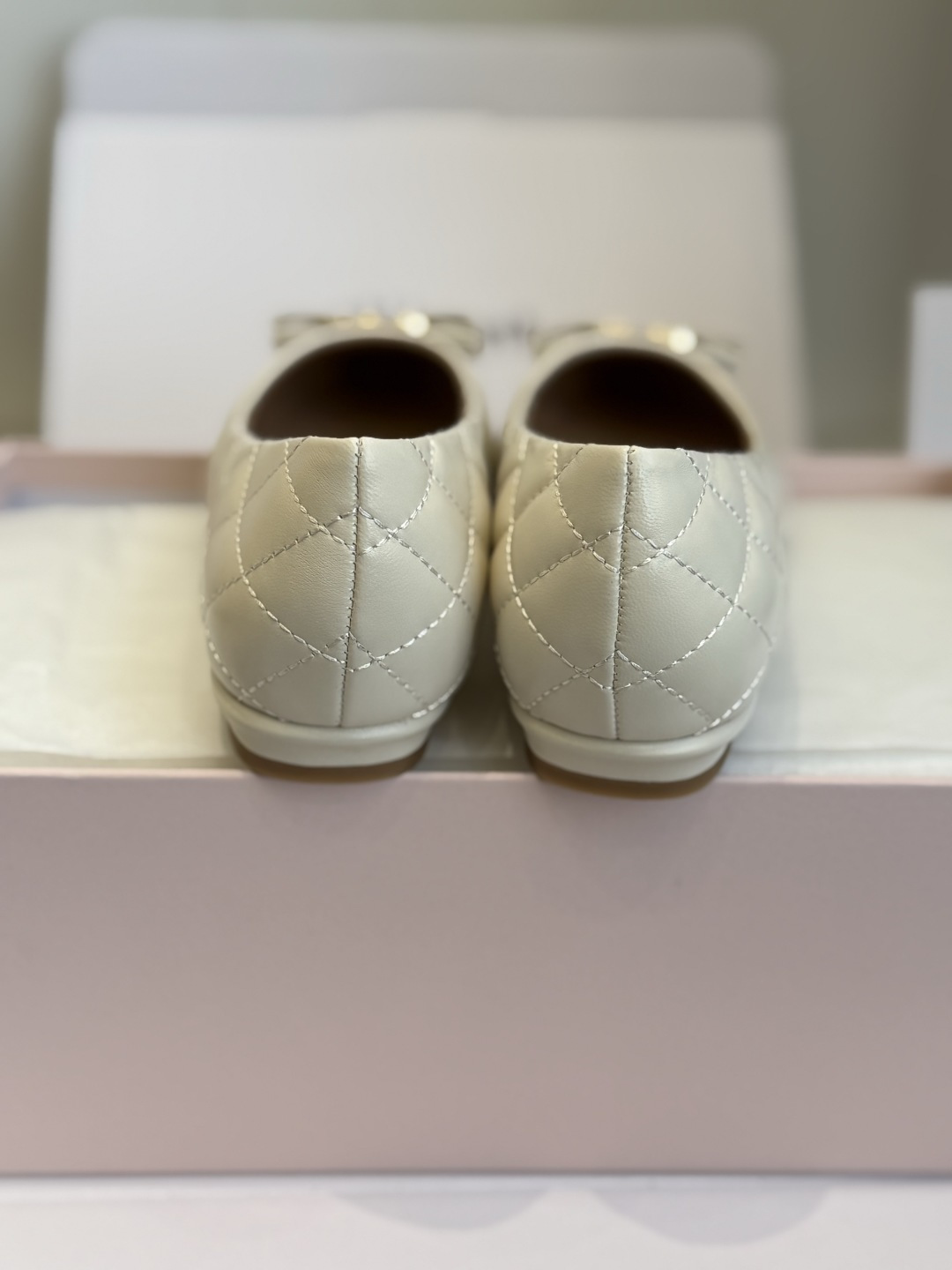 东莞代购级 Ferragamo菲拉格慕 ▫️面料:鞋面混种羊皮,细腻柔软,菱格绗缝工艺,质感高级饱满 ▫️内里:同样混种 东莞代购级 Ferragamo菲拉格慕 ▫️面料:鞋面混种羊皮,细腻柔软,菱格绗缝工艺,质感高级饱满 ▫️内里:同样混种