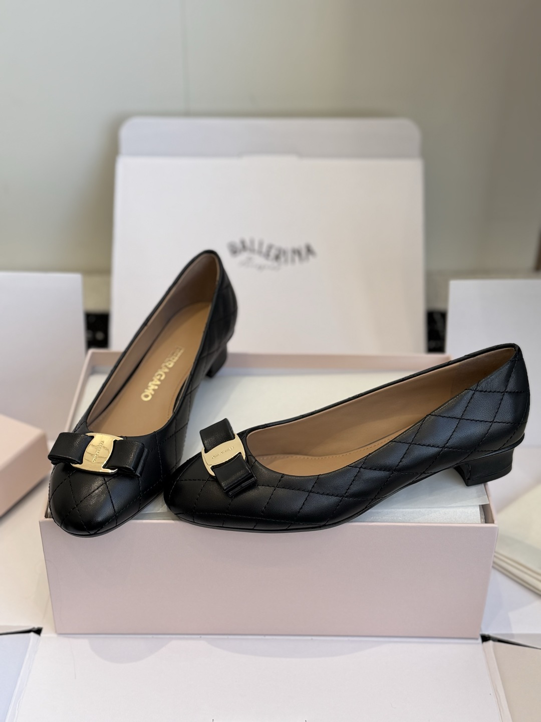 东莞代购级 Ferragamo菲拉格慕 ▫️面料:鞋面混种羊皮,细腻柔软,菱格绗缝工艺,质感高级饱满 ▫️内里:同样混种 东莞代购级 Ferragamo菲拉格慕 ▫️面料:鞋面混种羊皮,细腻柔软,菱格绗缝工艺,质感高级饱满 ▫️内里:同样混种