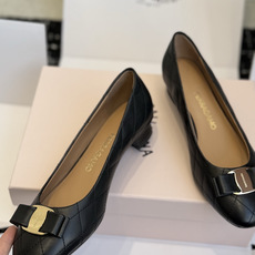 东莞代购级 Ferragamo菲拉格慕 ▫️面料:鞋面混种羊皮,细腻柔软,菱格绗缝工艺,质感高级饱满 ▫️内里:同样混种 东莞代购级 Ferragamo菲拉格慕 ▫️面料:鞋面混种羊皮,细腻柔软,菱格绗缝工艺,质感高级饱满 ▫️内里:同样混种