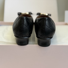 东莞代购级 Ferragamo菲拉格慕 ▫️面料:鞋面混种羊皮,细腻柔软,菱格绗缝工艺,质感高级饱满 ▫️内里:同样混种 东莞代购级 Ferragamo菲拉格慕 ▫️面料:鞋面混种羊皮,细腻柔软,菱格绗缝工艺,质感高级饱满 ▫️内里:同样混种