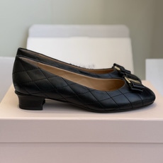 东莞代购级 Ferragamo菲拉格慕 ▫️面料:鞋面混种羊皮,细腻柔软,菱格绗缝工艺,质感高级饱满 ▫️内里:同样混种 东莞代购级 Ferragamo菲拉格慕 ▫️面料:鞋面混种羊皮,细腻柔软,菱格绗缝工艺,质感高级饱满 ▫️内里:同样混种