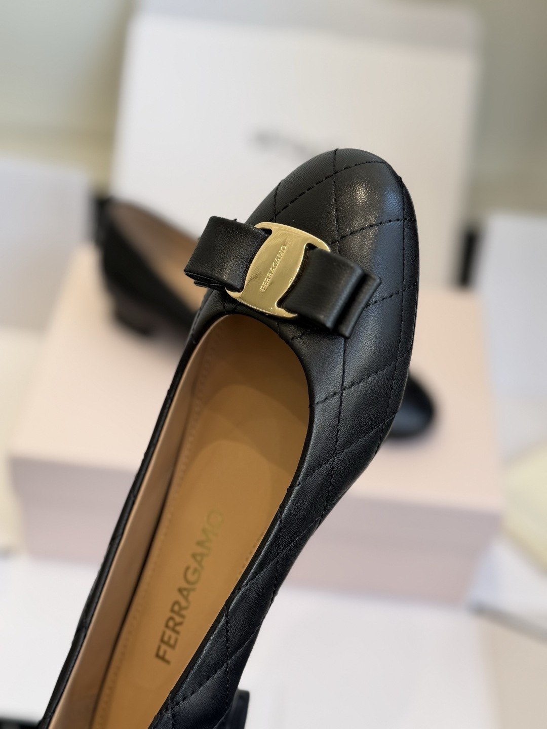 东莞代购级 Ferragamo菲拉格慕 ▫️面料:鞋面混种羊皮,细腻柔软,菱格绗缝工艺,质感高级饱满 ▫️内里:同样混种 东莞代购级 Ferragamo菲拉格慕 ▫️面料:鞋面混种羊皮,细腻柔软,菱格绗缝工艺,质感高级饱满 ▫️内里:同样混种