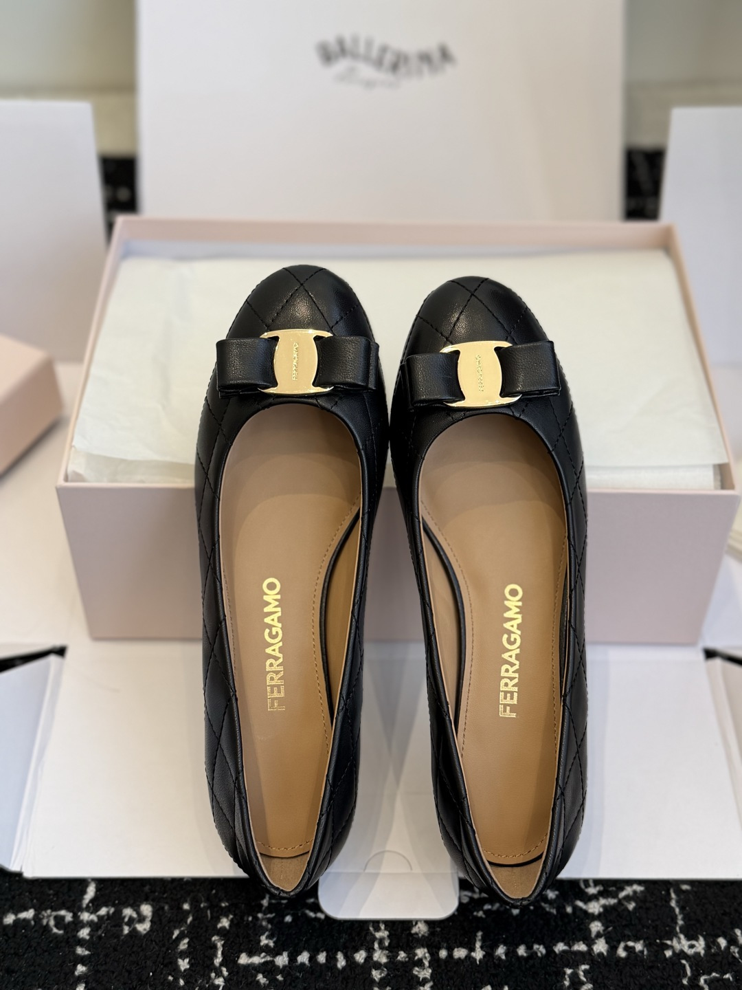 东莞代购级 Ferragamo菲拉格慕 ▫️面料:鞋面混种羊皮,细腻柔软,菱格绗缝工艺,质感高级饱满 ▫️内里:同样混种 东莞代购级 Ferragamo菲拉格慕 ▫️面料:鞋面混种羊皮,细腻柔软,菱格绗缝工艺,质感高级饱满 ▫️内里:同样混种