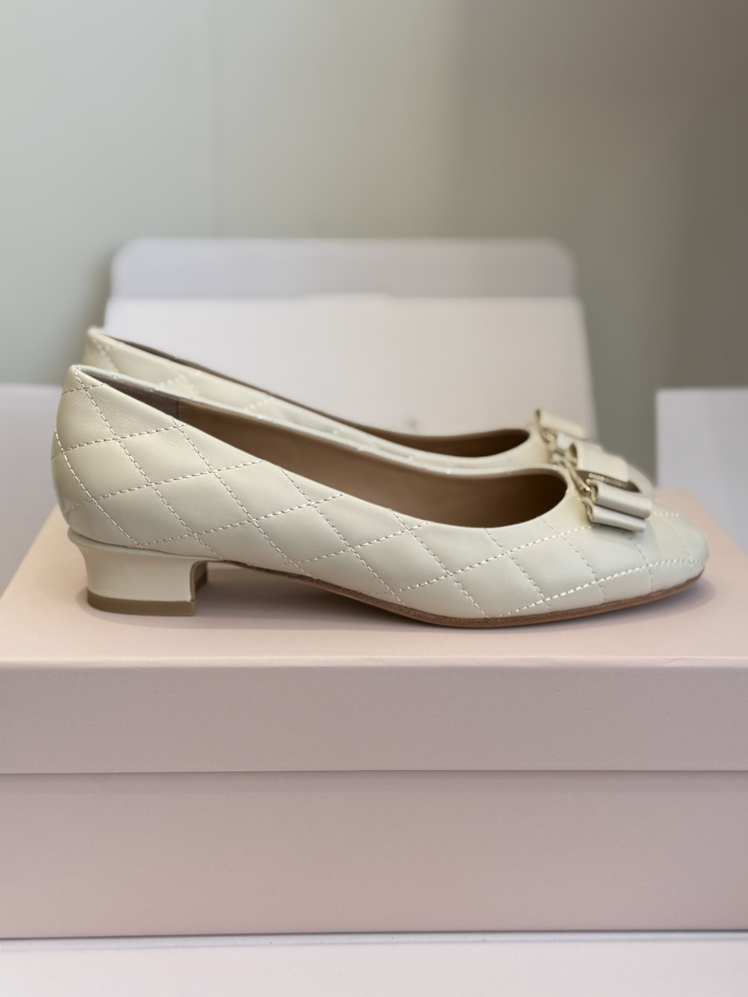 东莞代购级 Ferragamo菲拉格慕 ▫️面料:鞋面混种羊皮,细腻柔软,菱格绗缝工艺,质感高级饱满 ▫️内里:同样混种 东莞代购级 Ferragamo菲拉格慕 ▫️面料:鞋面混种羊皮,细腻柔软,菱格绗缝工艺,质感高级饱满 ▫️内里:同样混种