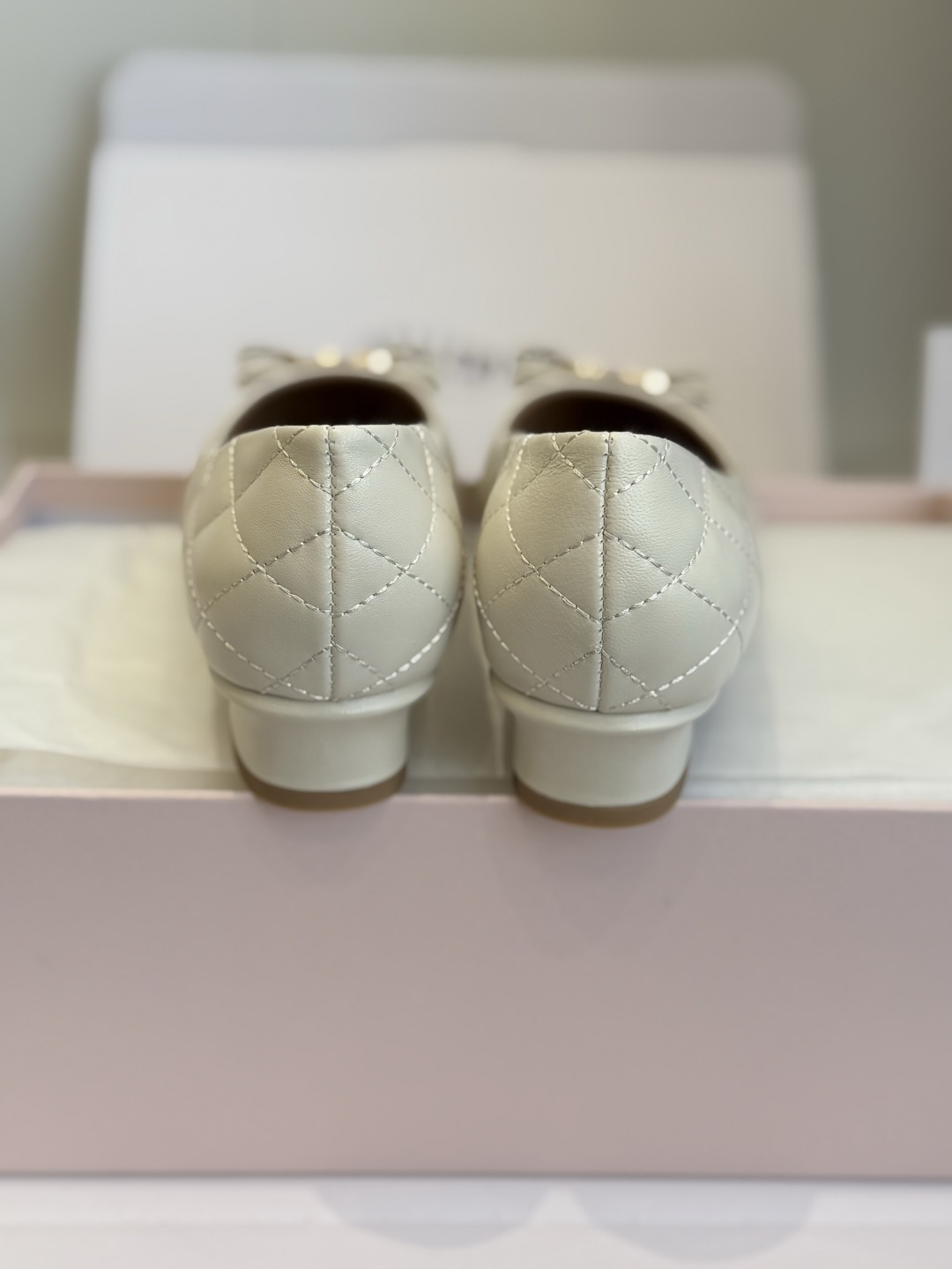 东莞代购级 Ferragamo菲拉格慕 ▫️面料:鞋面混种羊皮,细腻柔软,菱格绗缝工艺,质感高级饱满 ▫️内里:同样混种 东莞代购级 Ferragamo菲拉格慕 ▫️面料:鞋面混种羊皮,细腻柔软,菱格绗缝工艺,质感高级饱满 ▫️内里:同样混种