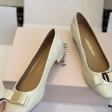 东莞代购级 Ferragamo菲拉格慕 ▫️面料:鞋面混种羊皮,细腻柔软,菱格绗缝工艺,质感高级饱满 ▫️内里:同样混种 东莞代购级 Ferragamo菲拉格慕 ▫️面料:鞋面混种羊皮,细腻柔软,菱格绗缝工艺,质感高级饱满 ▫️内里:同样混种