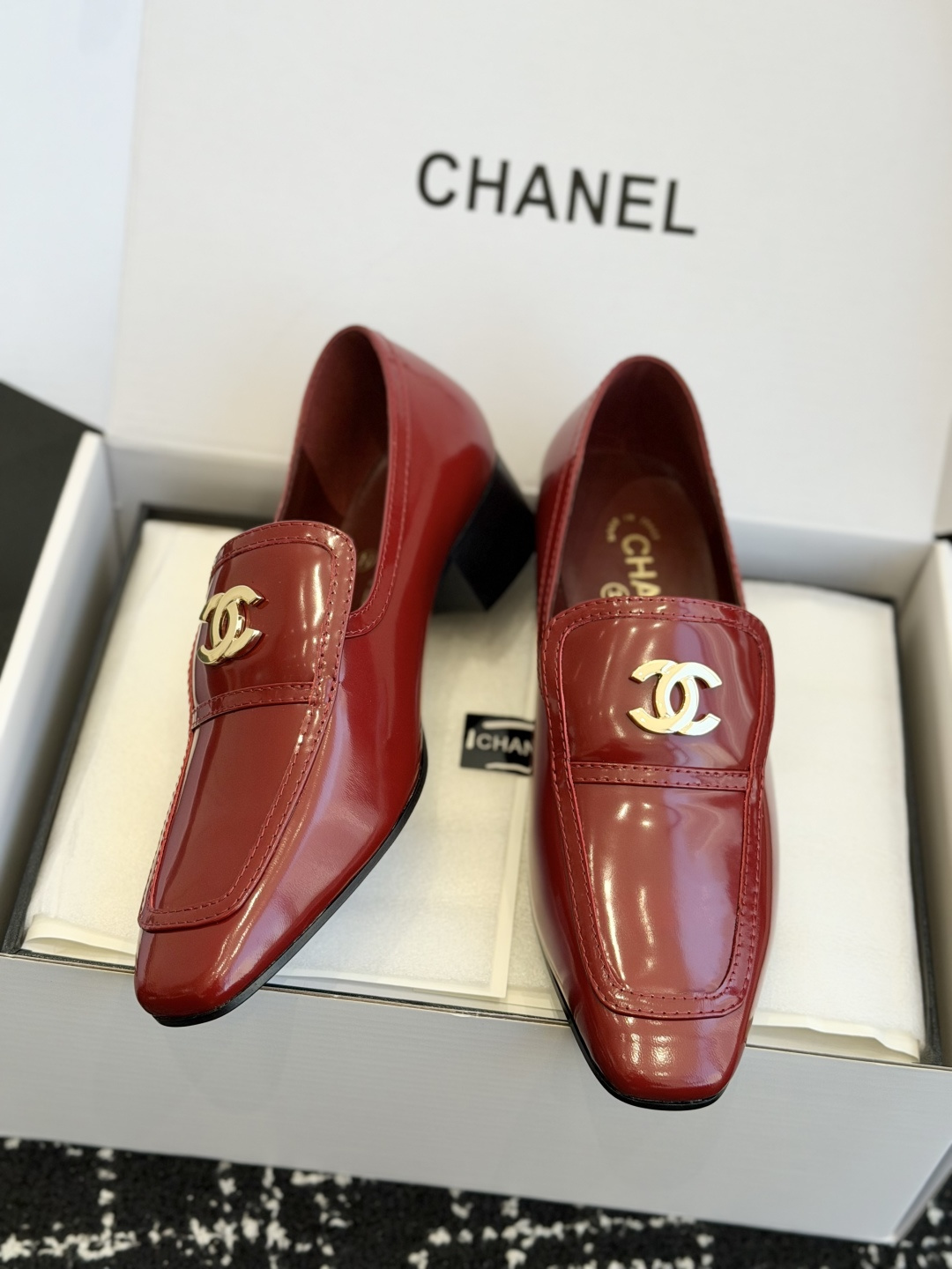 代购级 品牌:CHANEL香奈儿 方头乐福单鞋 ▫️面料:头层亮面牛皮,皮面光泽细腻,质感高级 ▫️内里:羊皮内里,柔软 代购级 品牌:CHANEL香奈儿 方头乐福单鞋 ▫️面料:头层亮面牛皮,皮面光泽细腻,质感高级 ▫️内里:羊皮内里,柔软