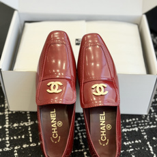 代购级 品牌:CHANEL香奈儿 方头乐福单鞋 ▫️面料:头层亮面牛皮,皮面光泽细腻,质感高级 ▫️内里:羊皮内里,柔软 代购级 品牌:CHANEL香奈儿 方头乐福单鞋 ▫️面料:头层亮面牛皮,皮面光泽细腻,质感高级 ▫️内里:羊皮内里,柔软