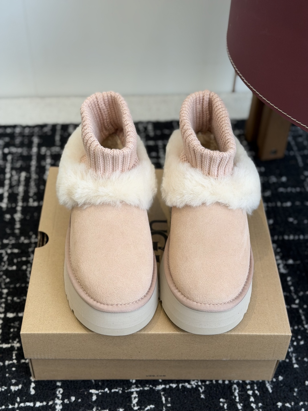 东莞代购级 品牌:UGG针织袜口女士雪地靴 秋冬甜妹本命雪地靴✨ 针织袜筒+翻毛皮拼接,区别普通基础款,袜口弹力十足,包 东莞代购级 品牌:UGG针织袜口女士雪地靴 秋冬甜妹本命雪地靴✨ 针织袜筒+翻毛皮拼接,区别普通基础款,袜口弹力十足,包
