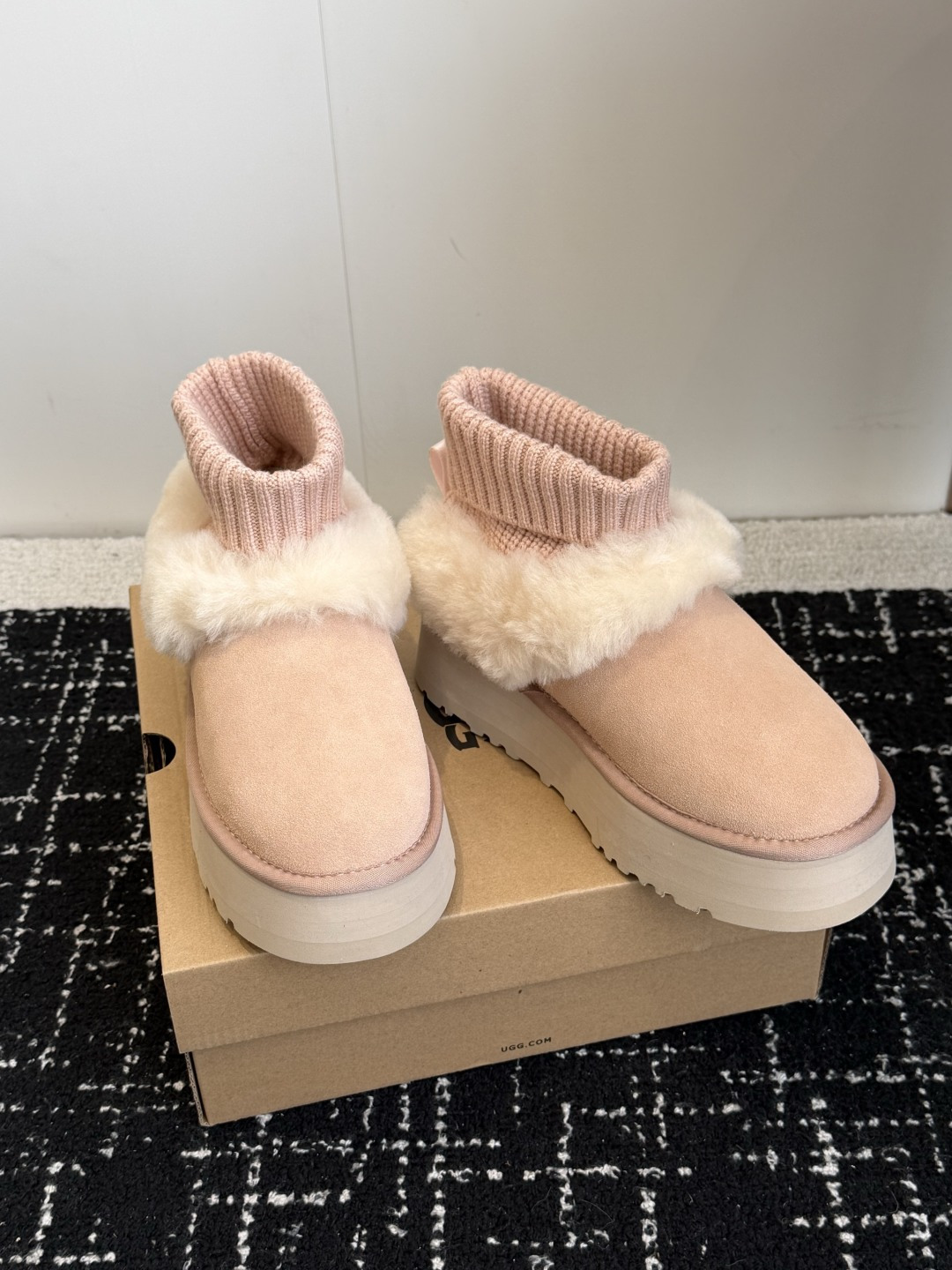 东莞代购级 品牌:UGG针织袜口女士雪地靴 秋冬甜妹本命雪地靴✨ 针织袜筒+翻毛皮拼接,区别普通基础款,袜口弹力十足,包 东莞代购级 品牌:UGG针织袜口女士雪地靴 秋冬甜妹本命雪地靴✨ 针织袜筒+翻毛皮拼接,区别普通基础款,袜口弹力十足,包