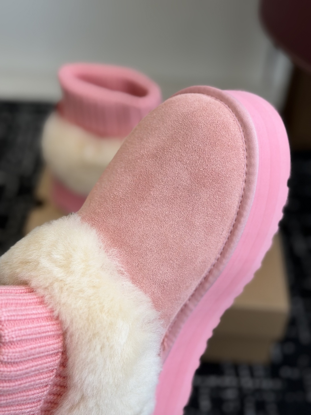 东莞代购级 品牌:UGG针织袜口女士雪地靴 秋冬甜妹本命雪地靴✨ 针织袜筒+翻毛皮拼接,区别普通基础款,袜口弹力十足,包 东莞代购级 品牌:UGG针织袜口女士雪地靴 秋冬甜妹本命雪地靴✨ 针织袜筒+翻毛皮拼接,区别普通基础款,袜口弹力十足,包