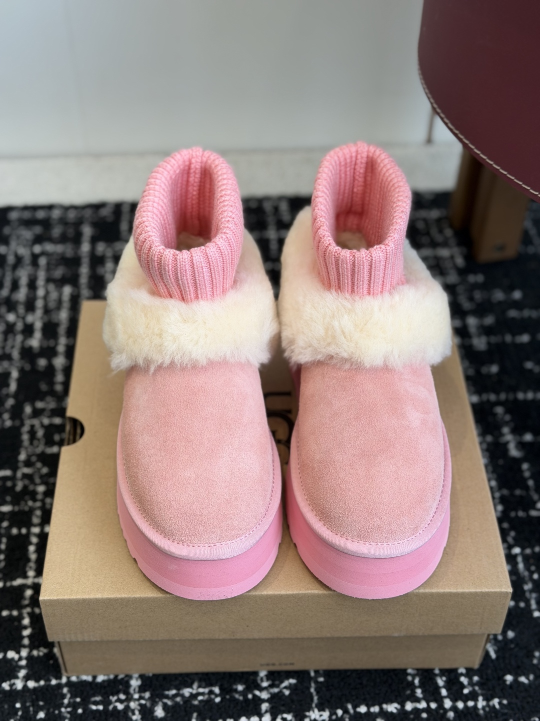 东莞代购级 品牌:UGG针织袜口女士雪地靴 秋冬甜妹本命雪地靴✨ 针织袜筒+翻毛皮拼接,区别普通基础款,袜口弹力十足,包 东莞代购级 品牌:UGG针织袜口女士雪地靴 秋冬甜妹本命雪地靴✨ 针织袜筒+翻毛皮拼接,区别普通基础款,袜口弹力十足,包