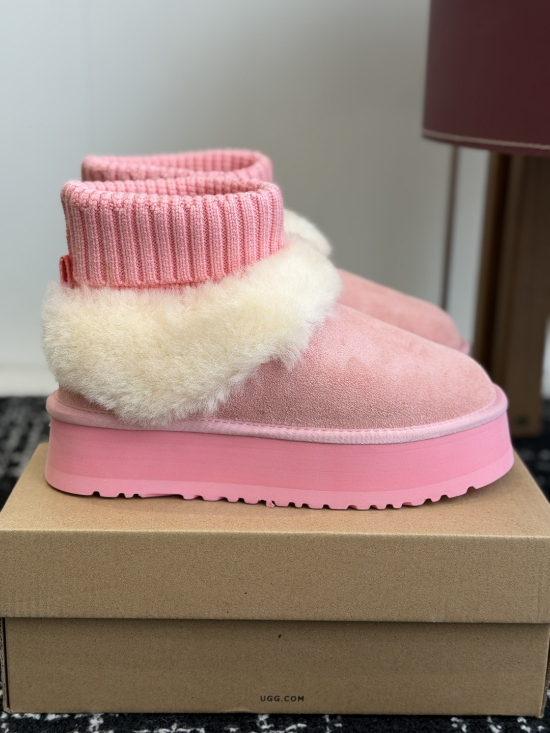 东莞代购级 品牌:UGG针织袜口女士雪地靴 秋冬甜妹本命雪地靴✨ 针织袜筒+翻毛皮拼接,区别普通基础款,袜口弹力十足,包 东莞代购级 品牌:UGG针织袜口女士雪地靴 秋冬甜妹本命雪地靴✨ 针织袜筒+翻毛皮拼接,区别普通基础款,袜口弹力十足,包