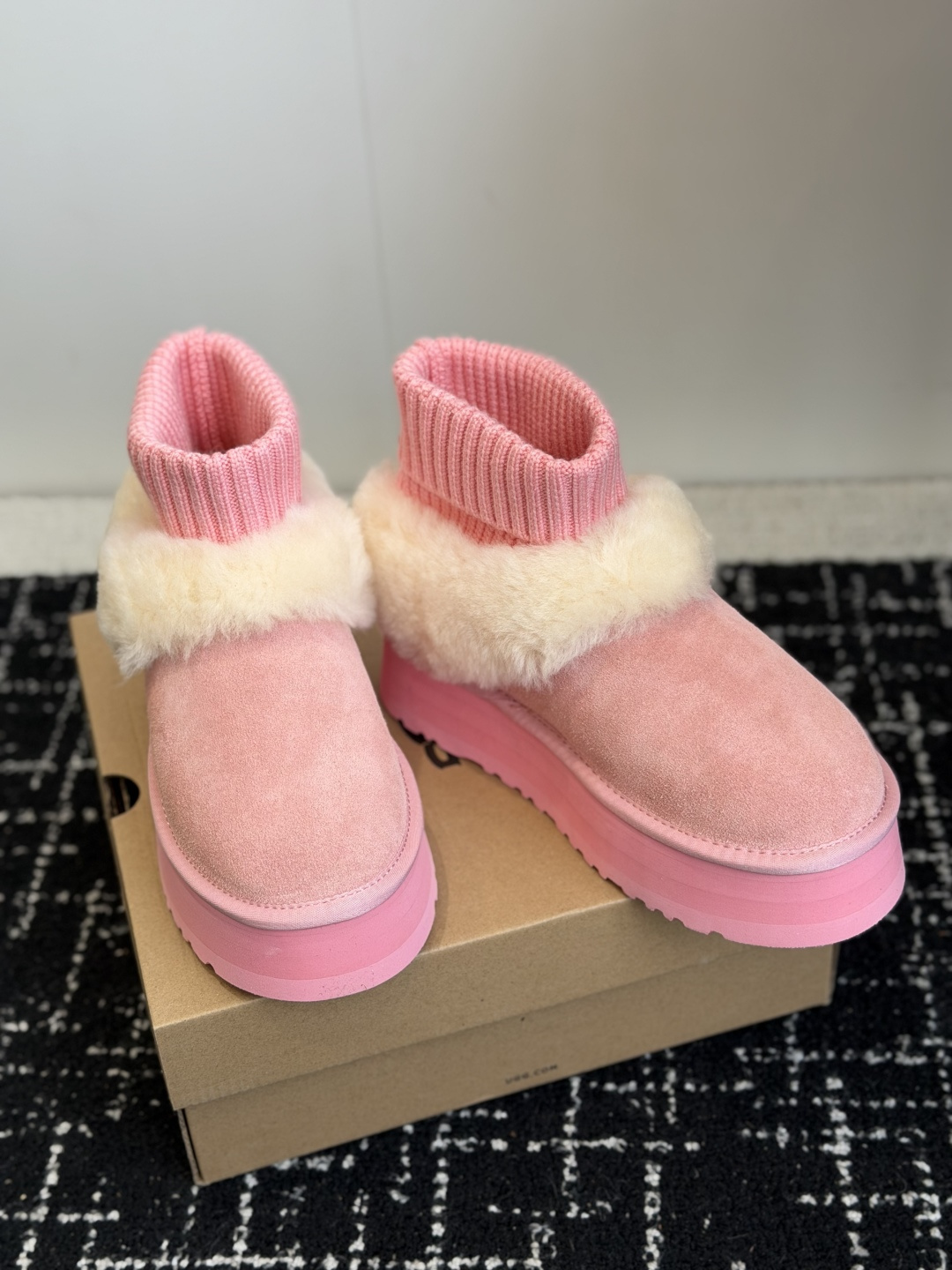 东莞代购级 品牌:UGG针织袜口女士雪地靴 秋冬甜妹本命雪地靴✨ 针织袜筒+翻毛皮拼接,区别普通基础款,袜口弹力十足,包 东莞代购级 品牌:UGG针织袜口女士雪地靴 秋冬甜妹本命雪地靴✨ 针织袜筒+翻毛皮拼接,区别普通基础款,袜口弹力十足,包