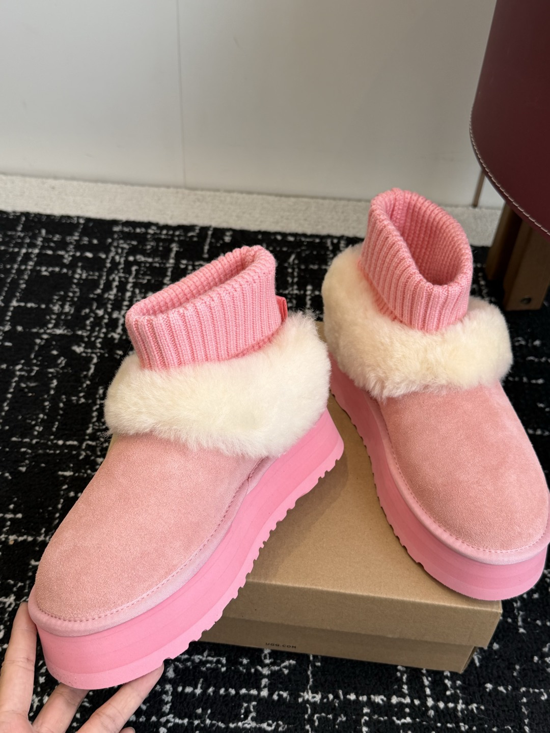 东莞代购级 品牌:UGG针织袜口女士雪地靴 秋冬甜妹本命雪地靴✨ 针织袜筒+翻毛皮拼接,区别普通基础款,袜口弹力十足,包 东莞代购级 品牌:UGG针织袜口女士雪地靴 秋冬甜妹本命雪地靴✨ 针织袜筒+翻毛皮拼接,区别普通基础款,袜口弹力十足,包