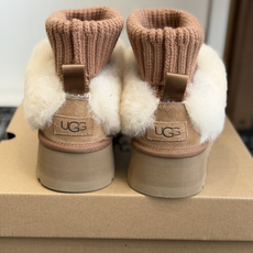 东莞代购级 品牌:UGG针织袜口女士雪地靴 秋冬甜妹本命雪地靴✨ 针织袜筒+翻毛皮拼接,区别普通基础款,袜口弹力十足,包 东莞代购级 品牌:UGG针织袜口女士雪地靴 秋冬甜妹本命雪地靴✨ 针织袜筒+翻毛皮拼接,区别普通基础款,袜口弹力十足,包