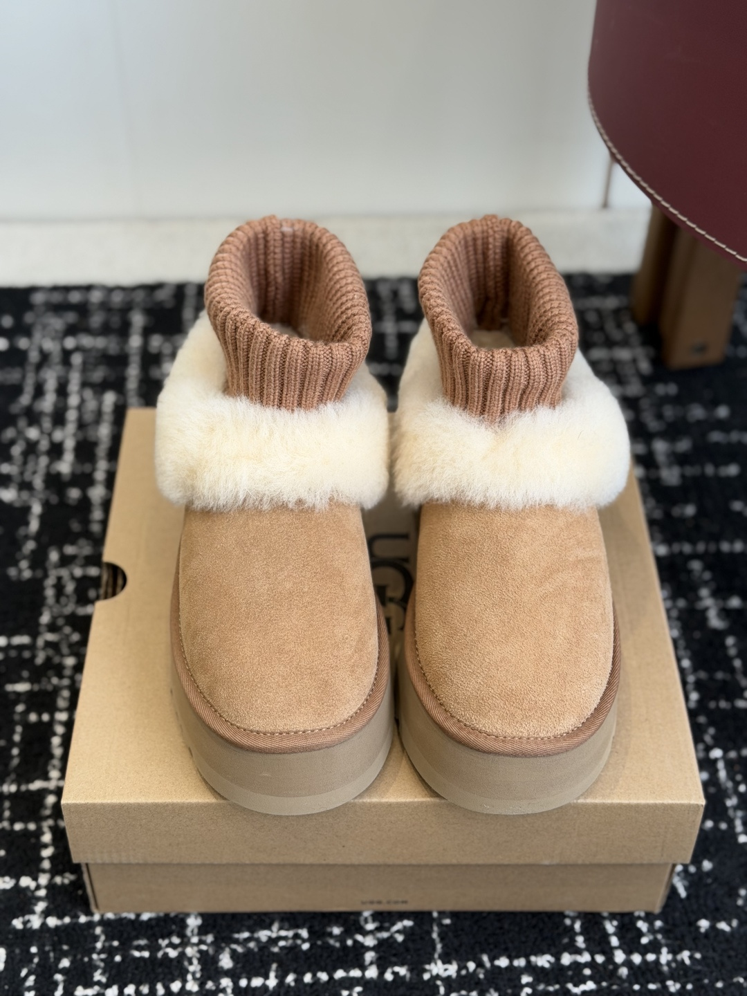 东莞代购级 品牌:UGG针织袜口女士雪地靴 秋冬甜妹本命雪地靴✨ 针织袜筒+翻毛皮拼接,区别普通基础款,袜口弹力十足,包 东莞代购级 品牌:UGG针织袜口女士雪地靴 秋冬甜妹本命雪地靴✨ 针织袜筒+翻毛皮拼接,区别普通基础款,袜口弹力十足,包