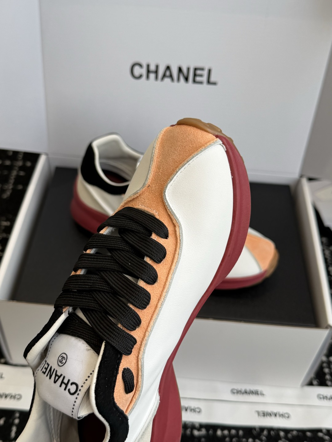 代购级 品牌:CHANEL香奈儿26K双C拼色休闲复古阿甘风小香运动鞋✨ 经典撞色拼接,光面牛皮搭配翻毛皮层次感很强,侧 代购级 品牌:CHANEL香奈儿26K双C拼色休闲复古阿甘风小香运动鞋✨ 经典撞色拼接,光面牛皮搭配翻毛皮层次感很强,侧