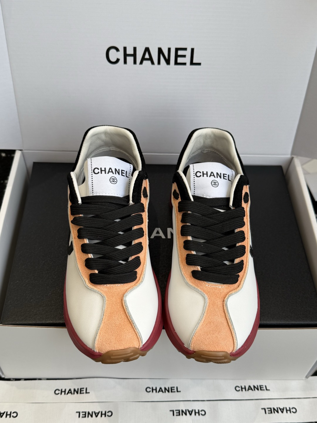 代购级 品牌:CHANEL香奈儿26K双C拼色休闲复古阿甘风小香运动鞋✨ 经典撞色拼接,光面牛皮搭配翻毛皮层次感很强,侧 代购级 品牌:CHANEL香奈儿26K双C拼色休闲复古阿甘风小香运动鞋✨ 经典撞色拼接,光面牛皮搭配翻毛皮层次感很强,侧