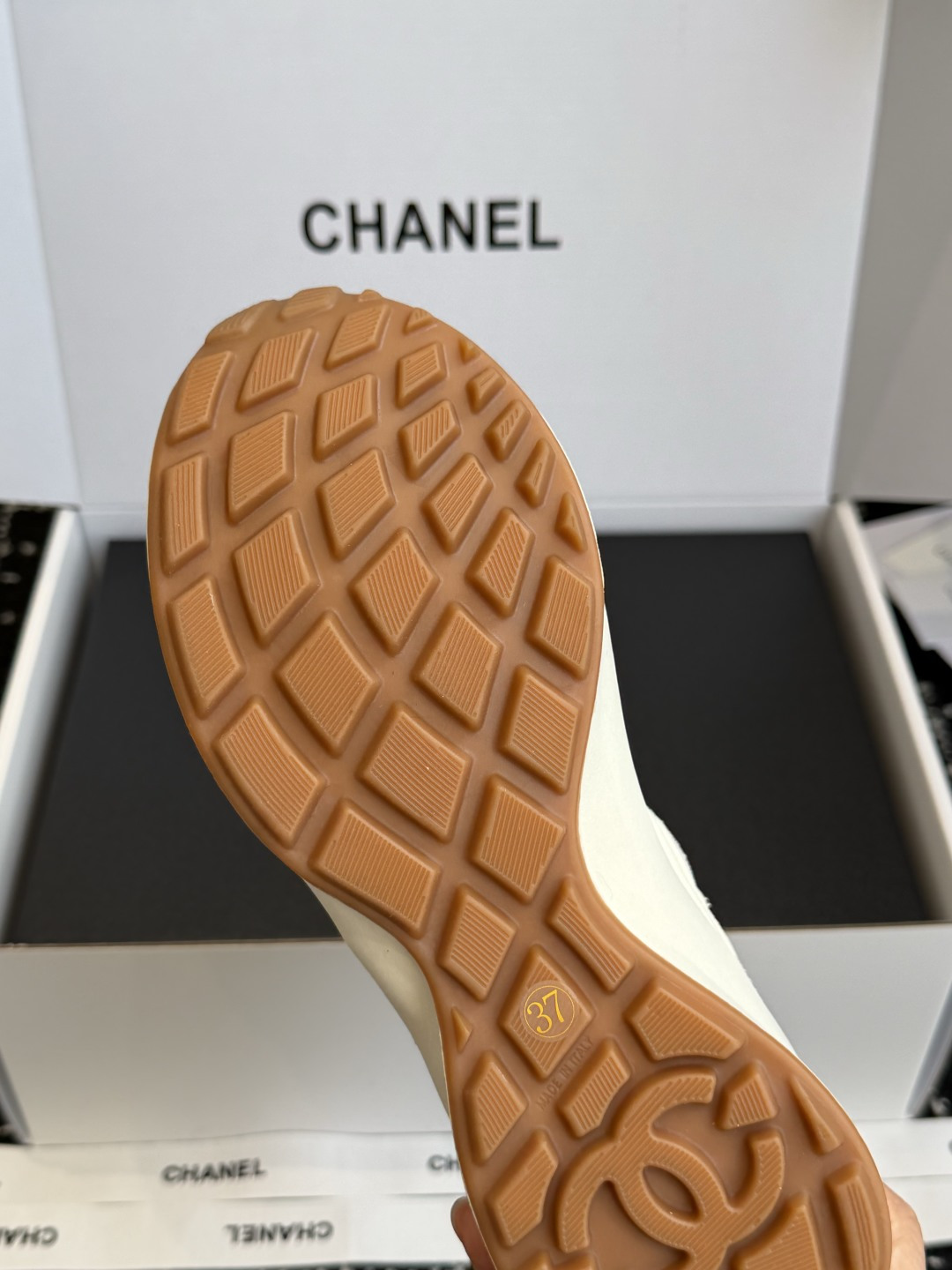 代购级 品牌:CHANEL香奈儿26K双C拼色休闲复古阿甘风小香运动鞋✨ 经典撞色拼接,光面牛皮搭配翻毛皮层次感很强,侧 代购级 品牌:CHANEL香奈儿26K双C拼色休闲复古阿甘风小香运动鞋✨ 经典撞色拼接,光面牛皮搭配翻毛皮层次感很强,侧