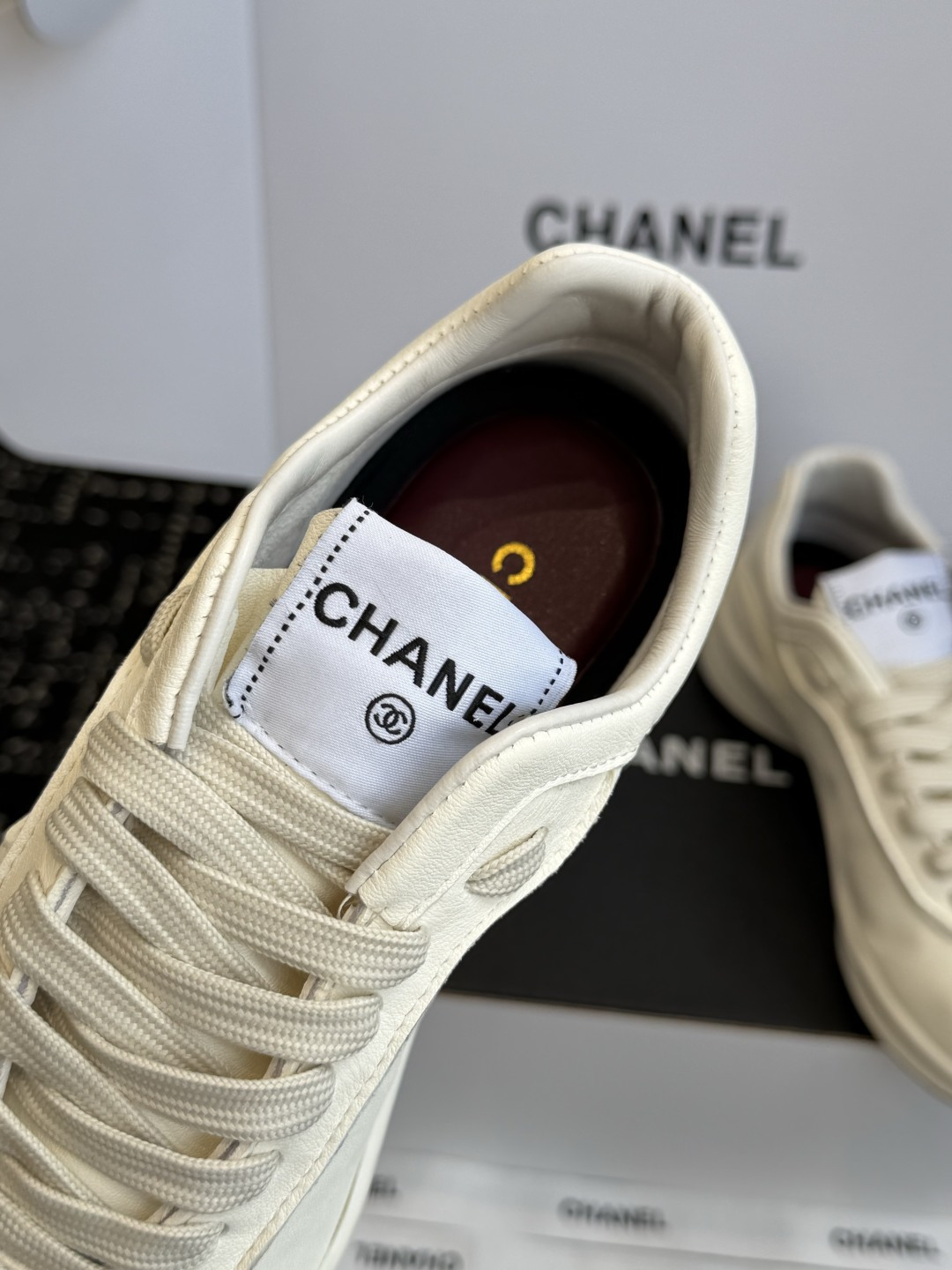 代购级 品牌:CHANEL香奈儿26K双C拼色休闲复古阿甘风小香运动鞋✨ 经典撞色拼接,光面牛皮搭配翻毛皮层次感很强,侧 代购级 品牌:CHANEL香奈儿26K双C拼色休闲复古阿甘风小香运动鞋✨ 经典撞色拼接,光面牛皮搭配翻毛皮层次感很强,侧