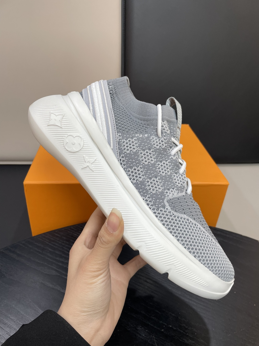 NO:274889,New LV sports shoes, the upper is made of fly-woven fabric, the tongue and heel are decorated with brand logo, the original ultra-light outsole, the foot is light and comfortable. Size 39-44 (38 45 46 can be customized),, louis vuitton, sneakers19860909LV新款运动鞋,鞋面选用飞织面料,鞋舌及后跟饰有品牌logo,原版超轻大底.上脚轻便舒适.尺码 39-44码（38 45 46可定制）,,louis vuitton,sneakers,Men's shoes