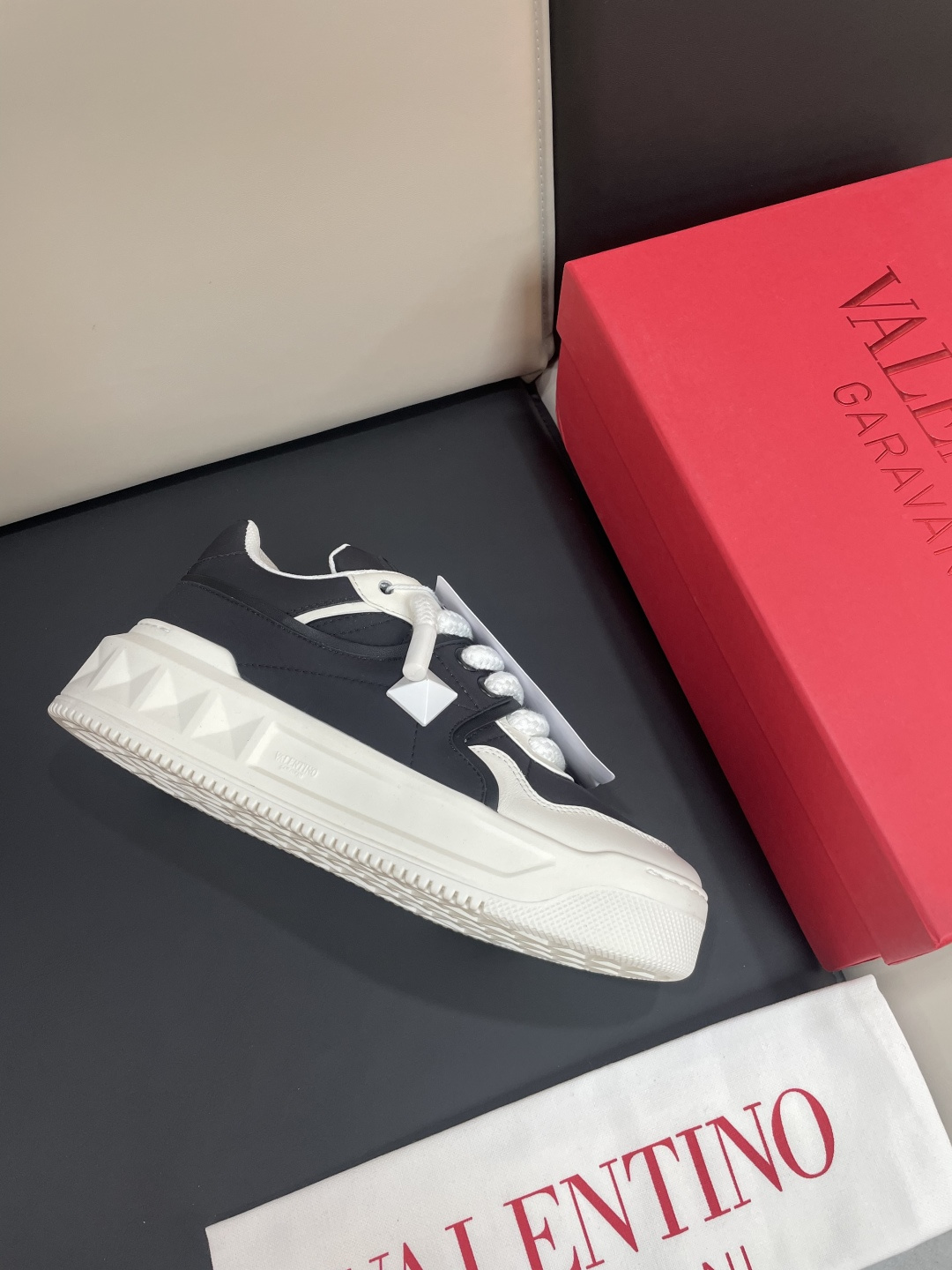 NO:345053,Latest color matching Valentino Garavani ONE STUD Low-top thick-soled calfskin/brand jacquard fabric sneakers, semi-matte craftsmanship processing oversized rivet details, heel and tongue decoration Valentino Garavani silk screen printed logo, rubber sole, decorative bas-relief oversized rivet details. Size 38-44 (45 custom made), valentino, valentino, sneakers, cowhide19860909最新配色Valentino Garavani 华伦天奴ONE STUD 低帮厚底小牛皮/品牌提花面料运动鞋,半哑光工艺效果处理超大铆钉细节,鞋跟和鞋舌装饰 Valentino Garavani 丝网印刷徽标,橡胶鞋底,装饰浅浮雕式超大铆钉细节.码数38-44(45定做）,,valentino,valentino,sneakers,cowhide,Men's shoes