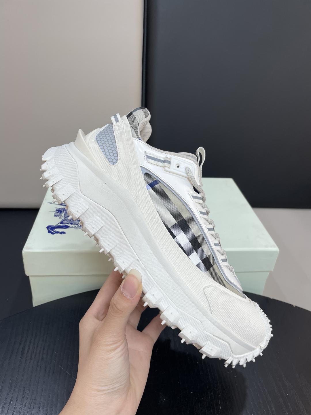 Burberry Baskets de Trail à Lacets avec Détails à Carreaux Iconiques