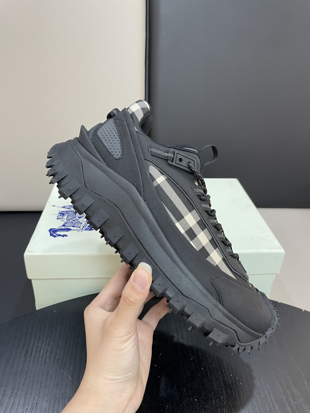 NO:352555,BUR** Burberry outdoor lace-up sneakers are comfortable and anti-slip, made of leather and technological fabrics, designed for outdoor running or urban stroll. They are both innovative, functional and graphic details, draw inspiration from the alpine atmosphere, and interpret trendy fashion. Suede, honeycomb mesh, neoprene are spliced ​​with various materials. The upper is designed with shoelaces and rubber inserts, and the sole is made of TPU + rubber + high elastic rubber foam combination, which has high elasticity and high wear resistance and improves comfort!  Size39-44 (38.45 custom made), burberry, burberry, sneakers19860909BUR**巴宝莉户外系带运动鞋,具有舒适防滑性能,采用皮革和科技面料制成,专为户外跑步或都市漫步而设.兼备创新、功能性与图形细节于一体,从高山氛围汲取灵感,诠释潮流时尚.绒面革,蜂窝网布,氯丁橡胶 各种材质拼接打造,鞋面采用鞋带和橡胶嵌件设计,大底采用TPU+橡胶+高弹橡胶发泡组合成型,具有高弹性高耐磨性,提高舒适性！ Size39-44（38.45定做）,,burberry,burberry,sneakers,Men's shoes