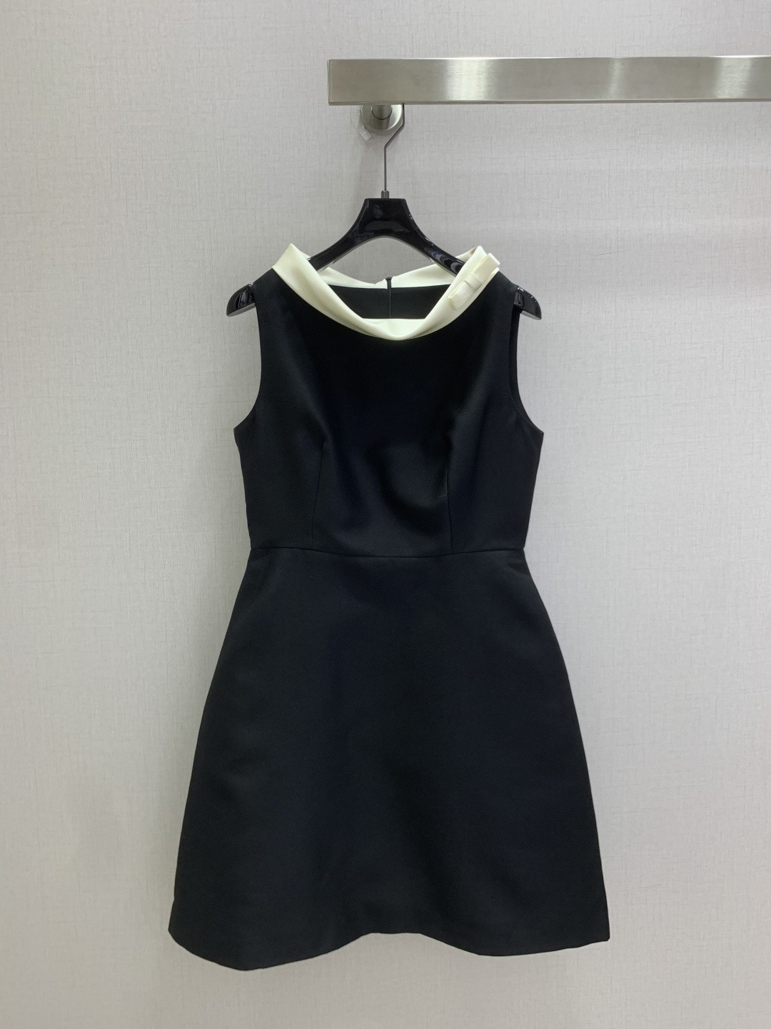 NO:909820,Highly recommended 26 spring and summer new sleeveless zipper dress, Hepburn style little black dress, classic sleeveless design + contrasting lapels, retro and elegant temperament, blended material, full of satin feel, waist-cinching A-line skirt outlines the figure, making you look slimmer and taller!  You can switch between a V-neck or a small stand-up collar at will. The skirt can be easily worn for commuting, dating, or dinner. The skirt is of moderate length, practical and beautiful, and is a must-have and versatile item for your wardrobe!  Two colors SML code high quality,skirts,19860909强烈推荐 26春夏新款 无袖拉链连衣裙 赫本风小黑裙,经典无袖设计+撞色翻领,复古优雅气质满分混纺材质,缎光感十足,收腰A字裙摆勾勒身形,显瘦又显高！V领or小立领随心切换,通勤、约会、晚宴都能轻松驾驭裙长适中,实用又美观,是衣橱必备百搭单品！两个色 SML码 高品质,,skirts,,Women's clothing