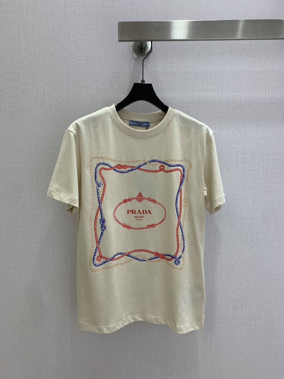 NO:909804,Highly recommended 26 spring and summer new short-sleeved T-shirt with square letter pattern. It is very dense and feels great. It is a really hard-working one!  !  Perfect details, regular fit!  The upper body is not picky at all, simple and generous, instantly enhances the temperament, popular recommendation, two colors SML code, high quality, T-shirt, tees, t-shirt,19860909强烈推荐 26春夏新款 方块字母图案短袖T恤 密度很高手感超好 真的费劲心血的一款！！细节完美 常规版型！上身完全不挑人简单大方 瞬间提升气质 爆款推荐,两个色 SML码 高品质,,T-shirt,tees，t-shirt,,Women's clothing